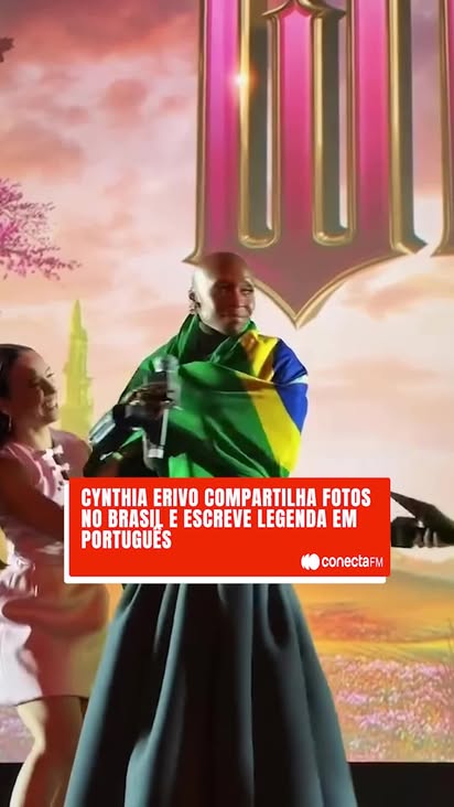 Cynthia Erivo deu um show de carisma na première de Wicked: atendeu os fãs, arriscou o português e, para fechar com chave de ouro, fez questão de se despedir do palco abraçada à nossa bandeira. 🩷💚

É oficial: o Brasil ganhou mais um amor internacional de peso! 💖

#conectafm #wicked #cynthiaerivo