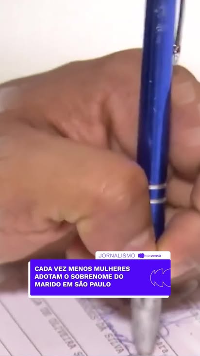 📰 REDAÇÃO CONECTA 📰

Uma nova história nos cartórios de SP! 💖

A tradição está sendo reescrita nos casamentos em São Paulo!

Pela primeira vez na história, o número de mulheres que optam por manter o nome de solteira superou a metade.

Um levantamento inédito mostra que, em 2024, apenas 49% das noivas adotaram o sobrenome do marido, o menor índice já registrado desde 2003.

Isso é um contraste enorme com 2003, quando 77,3% das mulheres faziam a alteração!

De um total de mais de 241 mil casamentos no último ano, a maioria decidiu celebrar o amor, mantendo a sua identidade intacta.

📲 Confira o vídeo para saber mais informações e siga a FM Conecta para se manter por dentro do mundo das notícias!

#conectafm #redaçãoconecta #noticia #casamento #sobrenome